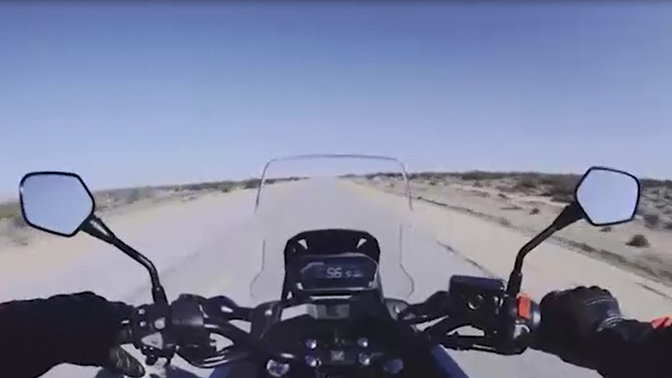 Gros plan du pilote et route s'&eacute;tendant au loin