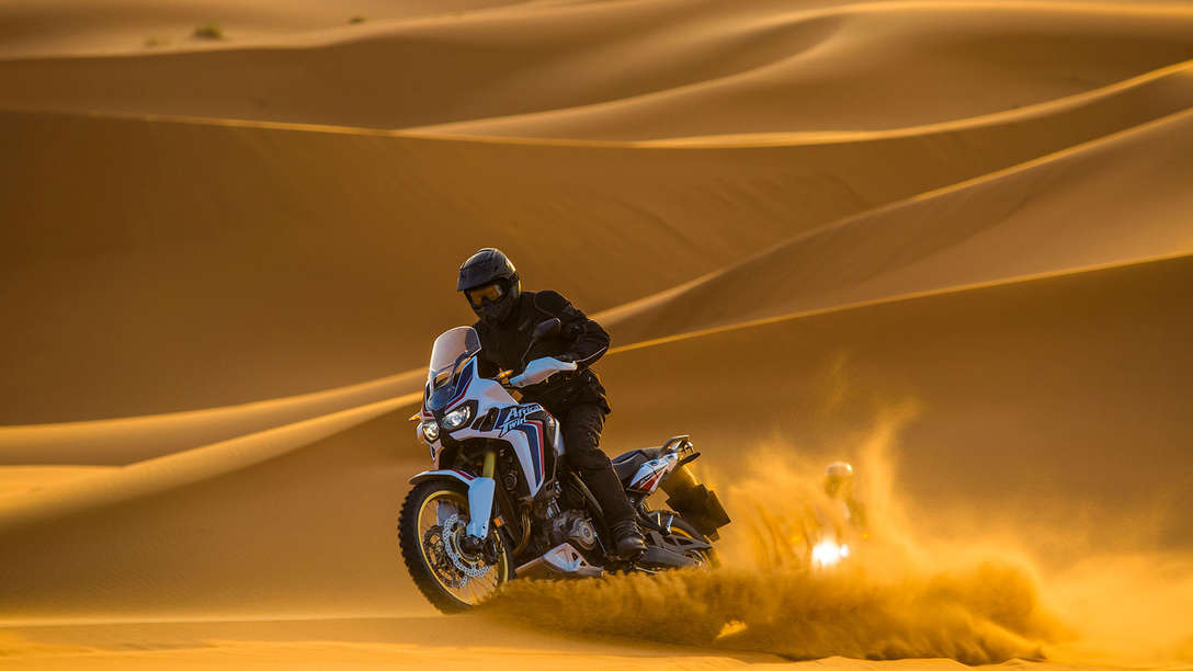 Africa Twin en action dans le sable du d&eacute;sert