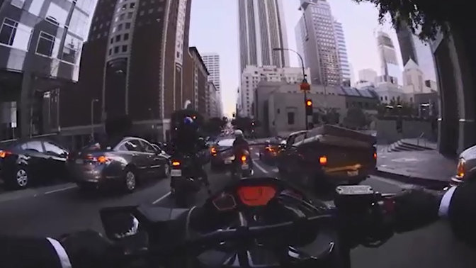 Vue &agrave; la premi&egrave;re personne de la ville bloqu&eacute;e par les embouteillages