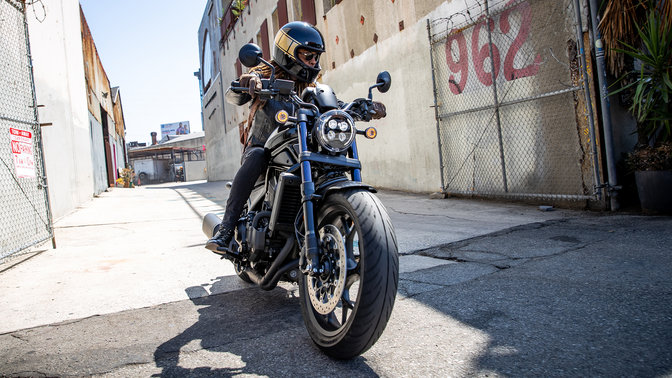 Vue avant de la Honda Rebel CMX1100 en noir avec motard en ville