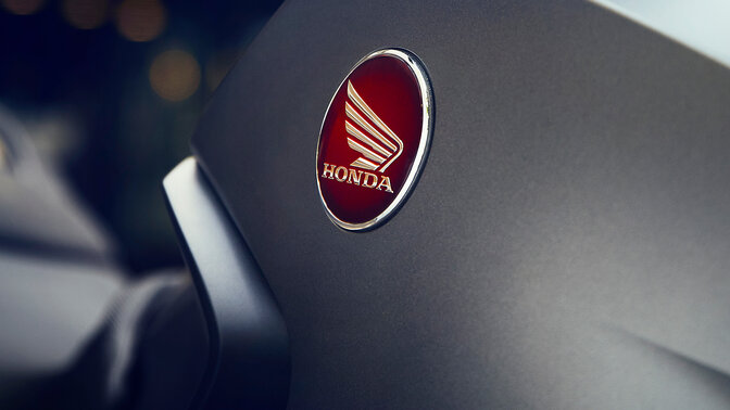 Cliché du CMX1100 avec passager et coucher de soleil en toile de fond