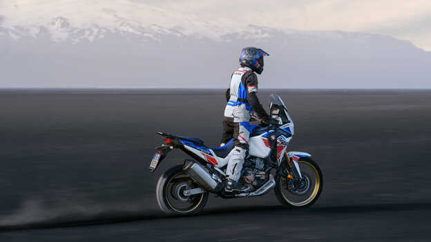 Vue de trois quarts arrière de la Honda Africa twin traversant les dunes.