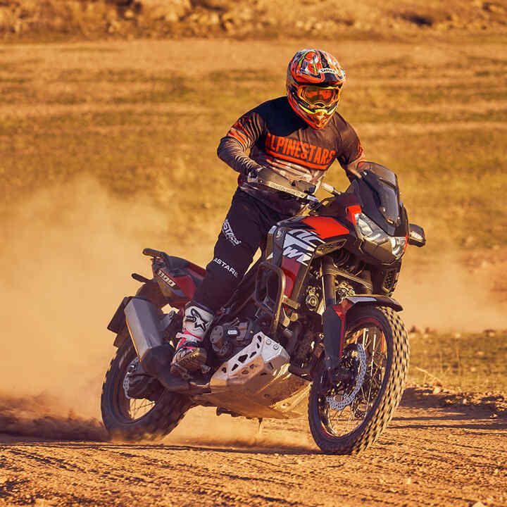 Un homme sur une Honda Africa Twin en tout-terrain