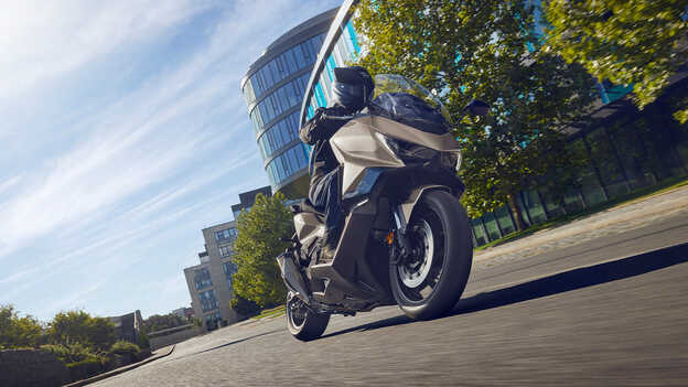 Cliché de la Dax 125 à l'arrêt, vue arrière trois quarts, en bord de mer.