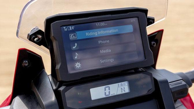Gros plan sur l'écran TFT Bluetooth de la Honda Africa Twin