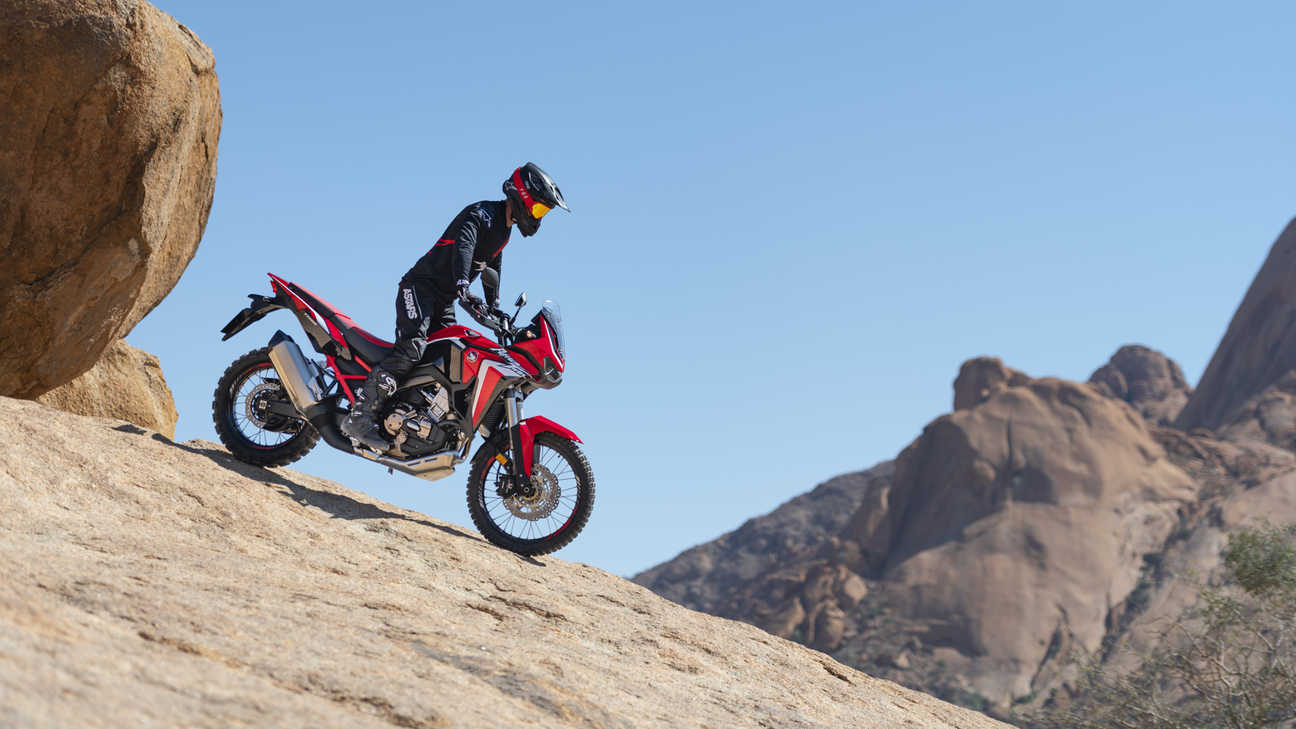 Côté droit de la Honda Africa Twin sur un rocher