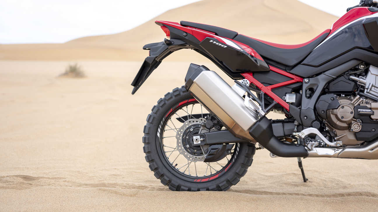 Honda Africa Twin, prise en studio du point de vue de la roue arrière