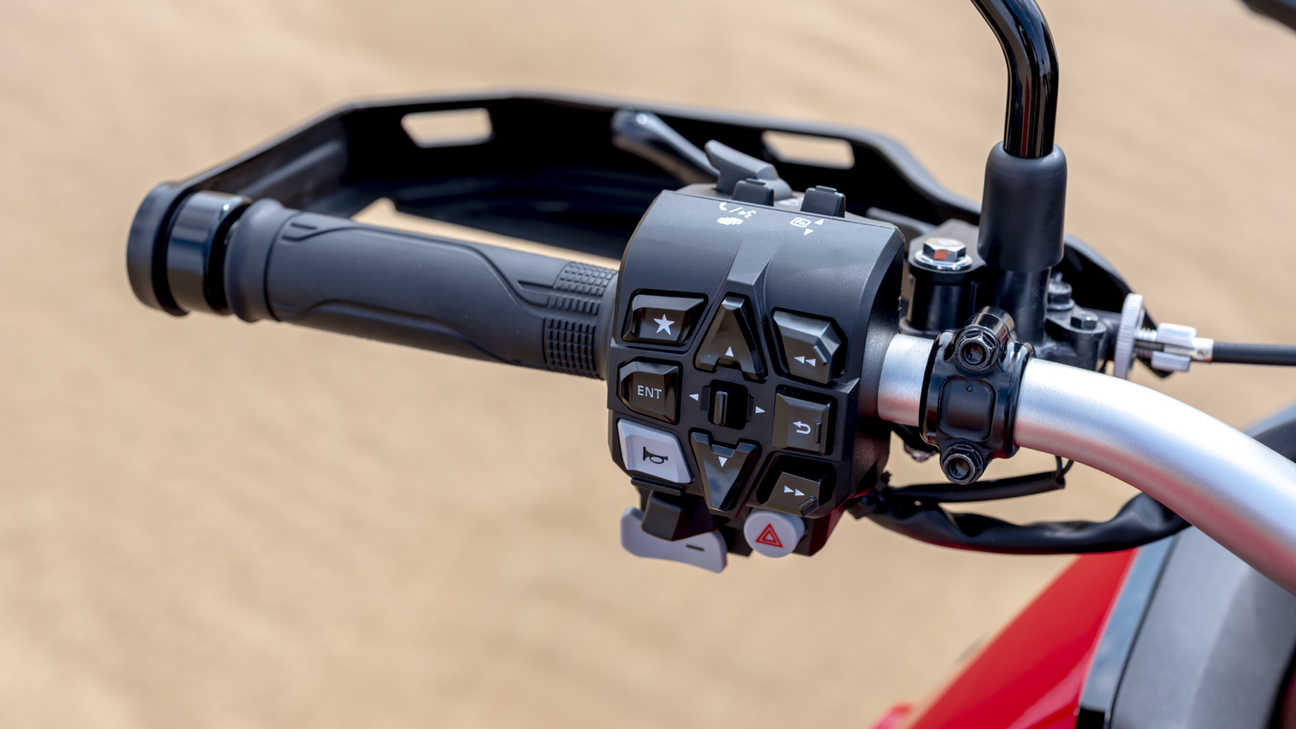 Honda Africa Twin, prise en studio du côté passager