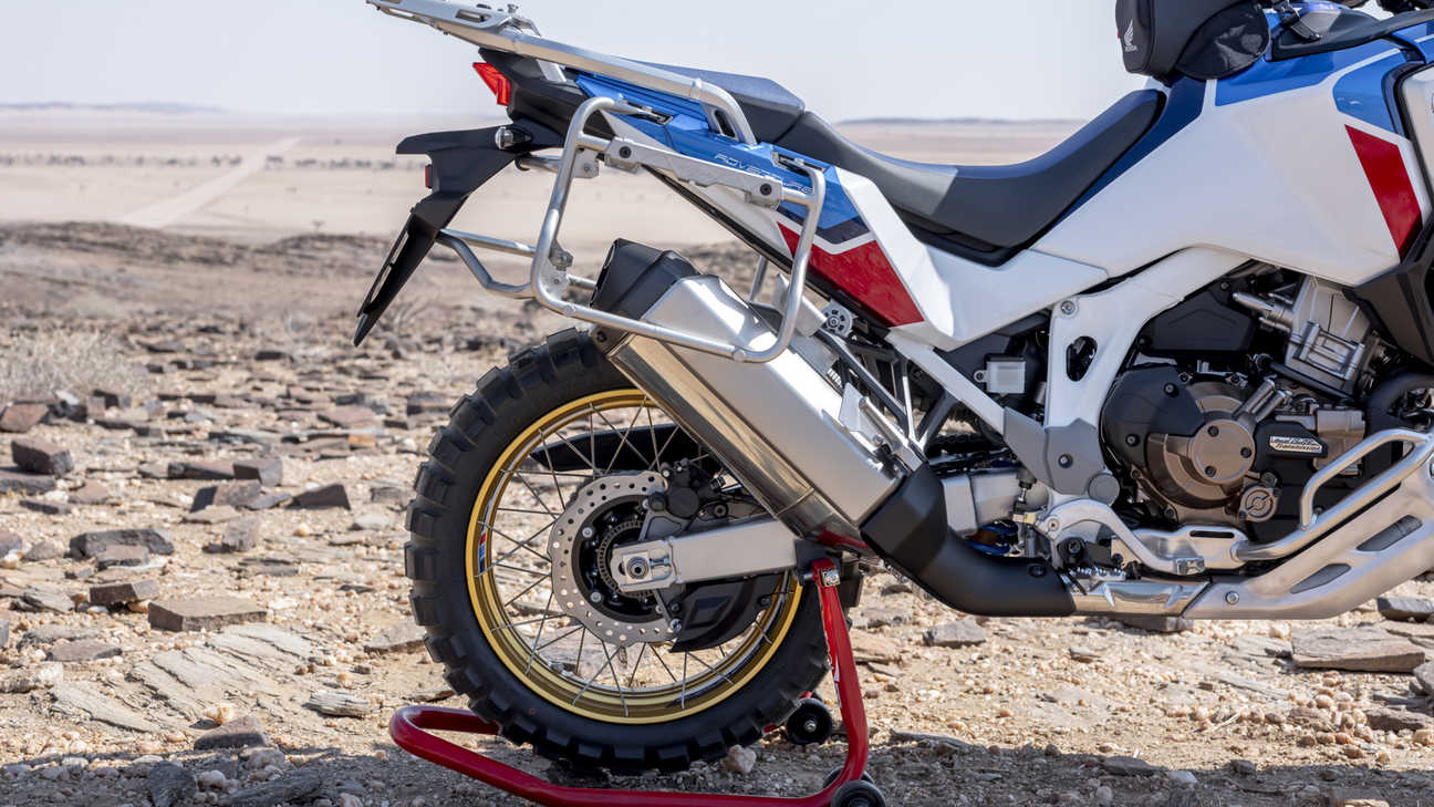 Gros plan de la roue arrière de la Honda Africa Twin Adventure Sports