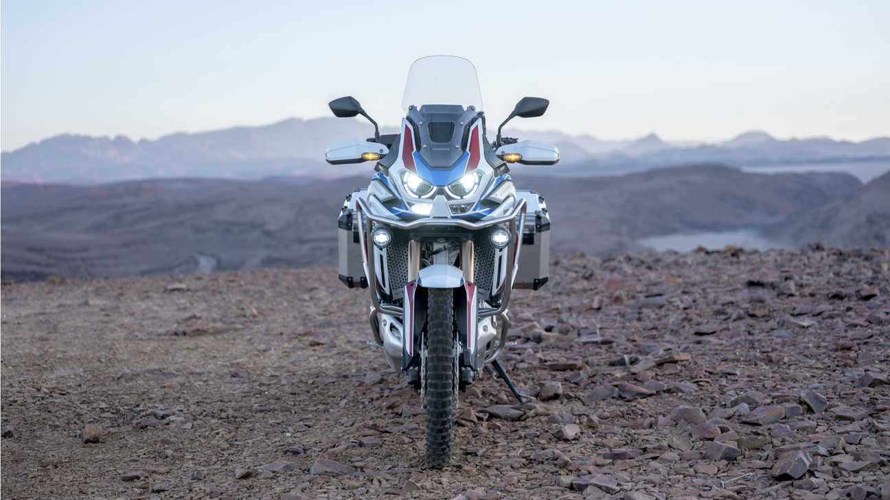 Vue avant de la Honda Africa Twin Adventure Sports, phares allumés