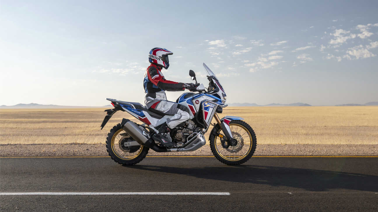 Honda Africa Twin Adventure Sports, pilotée sur une route dans un paysage désertique