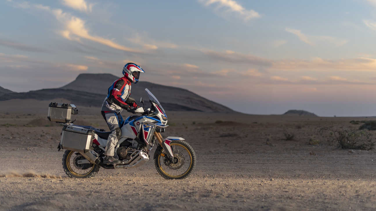Côté droit de la Honda Africa Twin Adventure Sports, pilotée sur un chemin de terre dans un paysage désertique