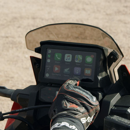 Gros plan sur l'écran TFT de la Honda Africa Twin Adventure Sports