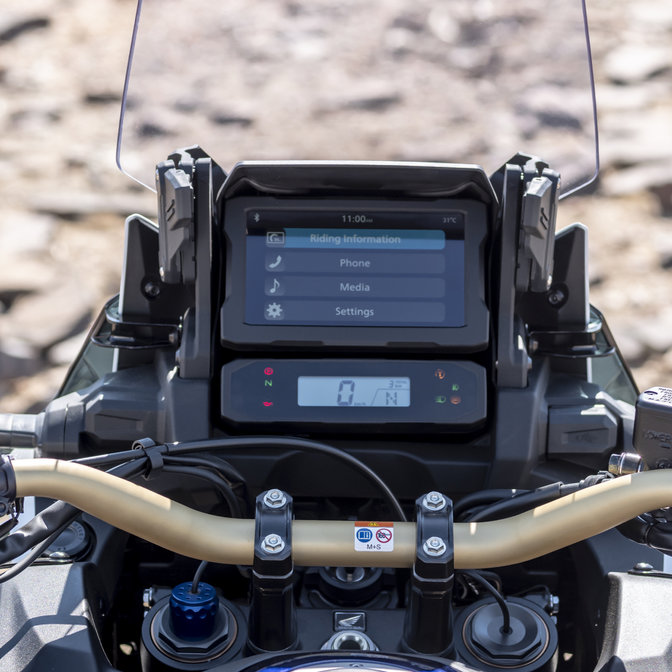 Gros plan sur le compteur de la Honda Africa Twin Adventure Sports