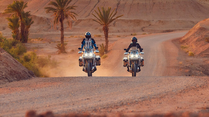 Deux motos CRF1100 Africa Twin Adventure Sports sur une piste de terre