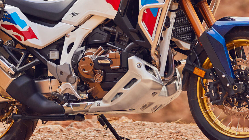 Honda CRF1100 Africa Twin Adventure Sports vue de face de 3/4 en montagne.