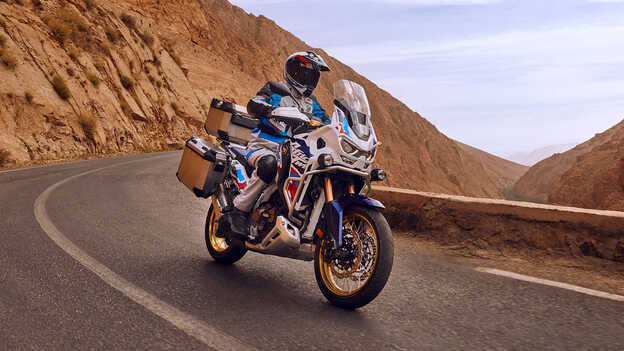 Motard sur une Honda CRF1100 Africa Twin Adventure Sports vue de face dans le désert.