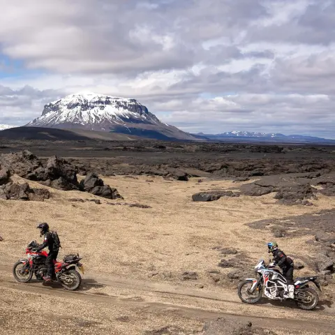 Photo dynamique de l'Africa Twin avec des pilotes