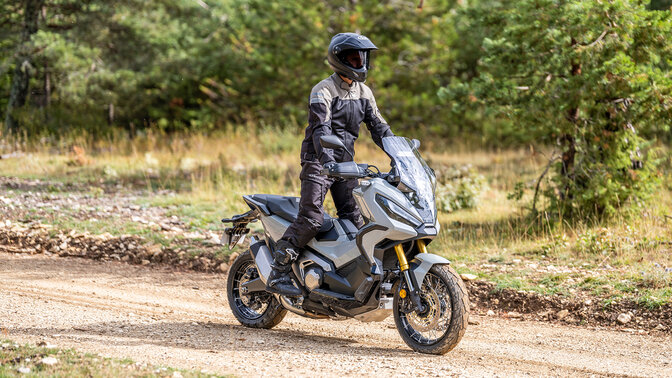 Prise de vue dynamique du X-Adv côté pilote avec motard