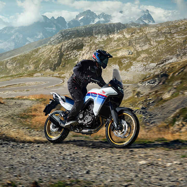 Pilote sur une Honda XL750 Transalp dans un col de montagne