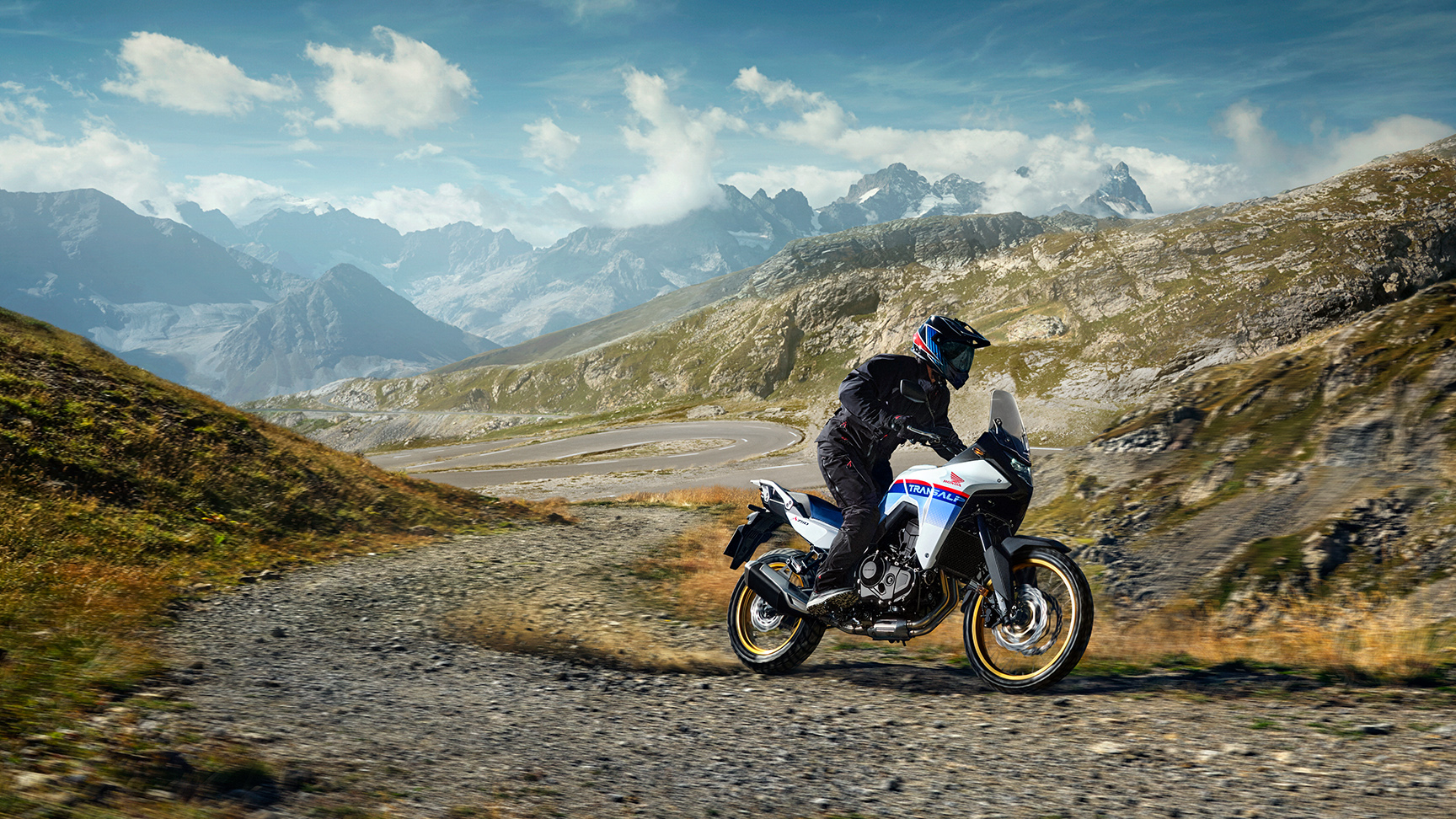 Pilote sur une Honda XL750 Transalp dans un col de montagne