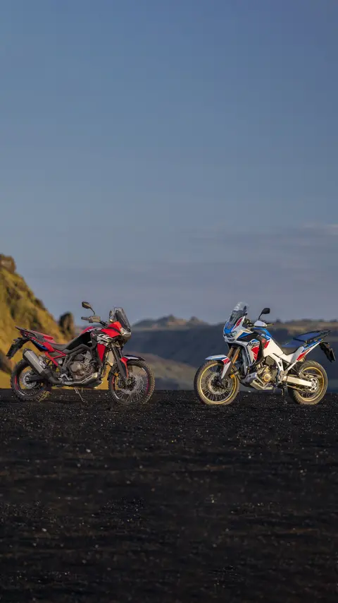 Africa Twin avec pilote en tout terrain