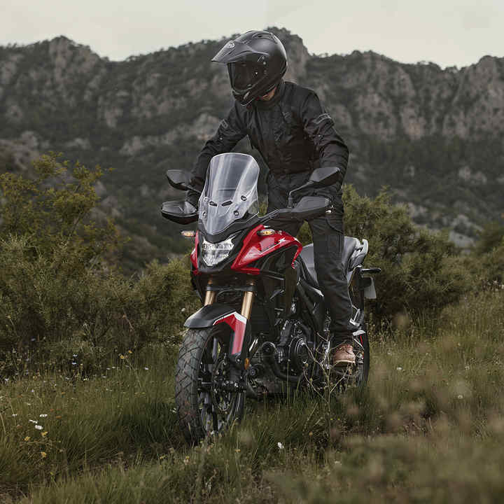 AVEC LA CB500X, LA LIBERTÉ VOUS ATTEND 