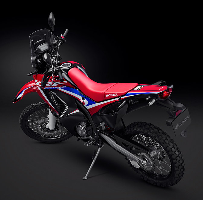 Vue de trois quarts arrière gauche de la CRF250 Rally