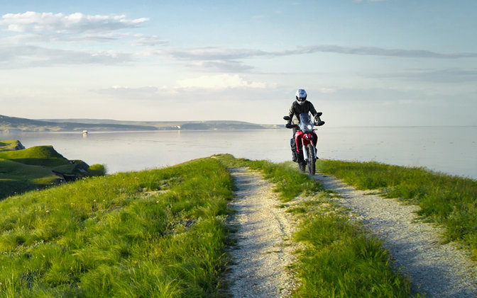 CRF250 Rally pilotée sur une route côtière