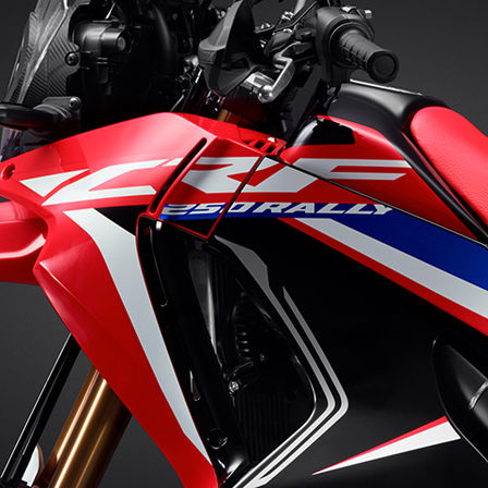 Gros plan sur le panneau latéral de la CRF250 Rally