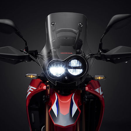 Gros plan sur les phares avant de la CRF250 Rally