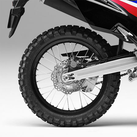 Gros plan sur la roue arrière de la CRF250 Rally
