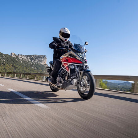 Vue de trois-quarts face dynamique de la NC750X
