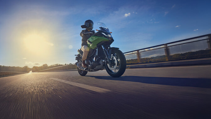 Mannequin roulant sur route à bord de la NC750X.