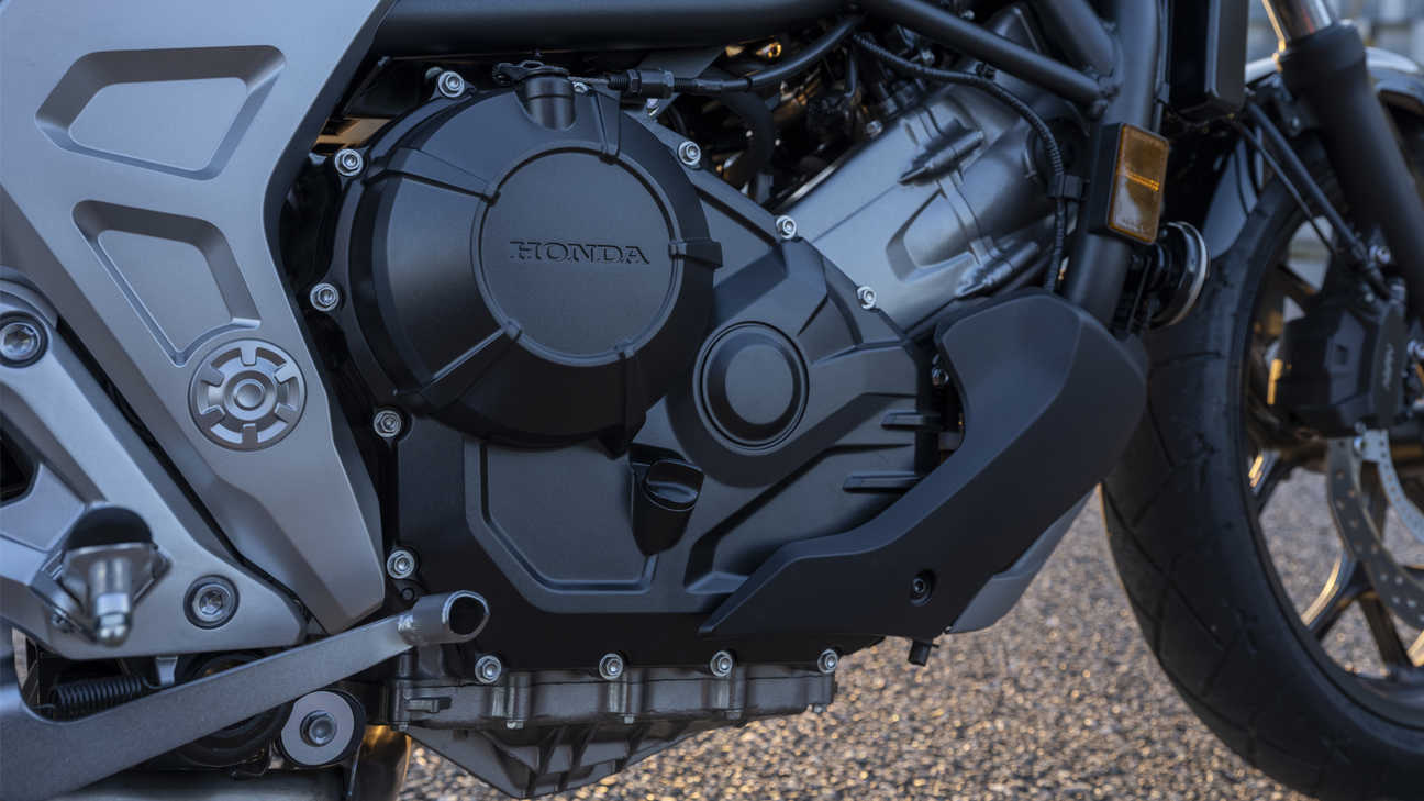 NC750X, moteur SACT bicylindre en ligne 8 soupapes plus puissant, refroidissement liquide, avec contrôle de couple sélectionnable Honda