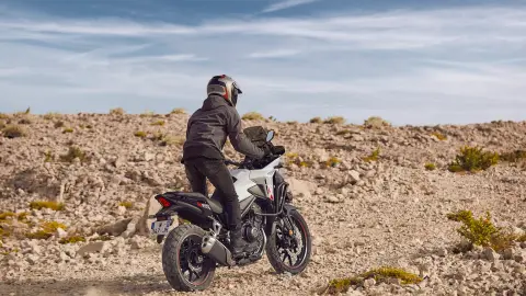 Honda NX500 arrière vue de ¾ en conduite hors route