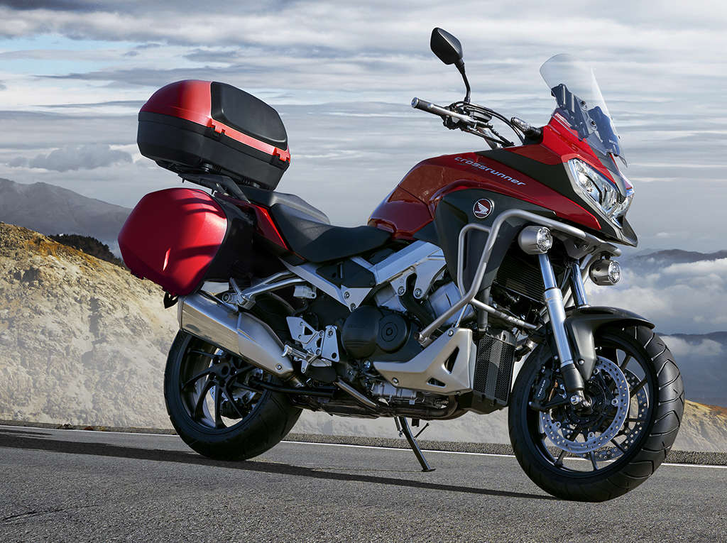 Vue latérale droite de la VFR800X, garée sur une route de montagne