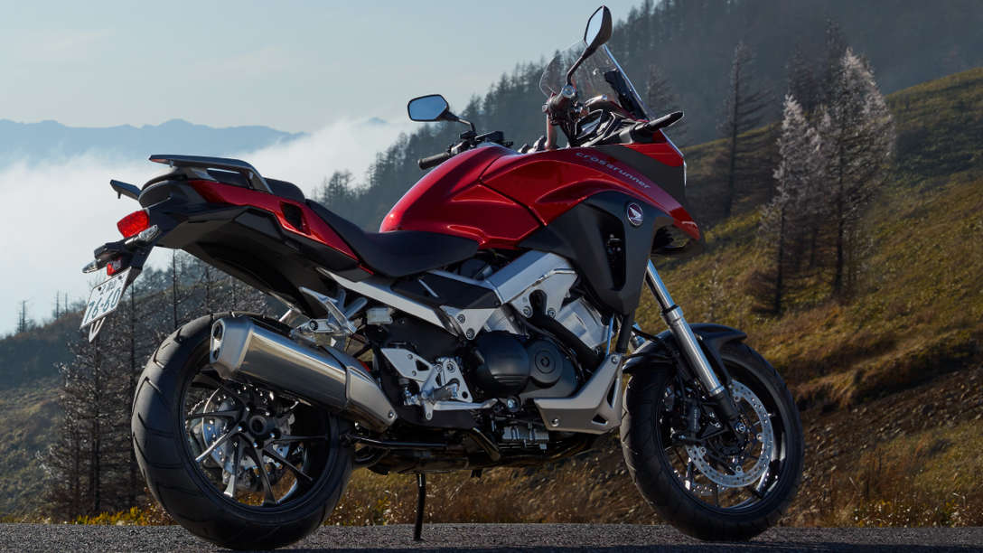 Vue latérale droite de la VFR800X, garée sur une route de montagne