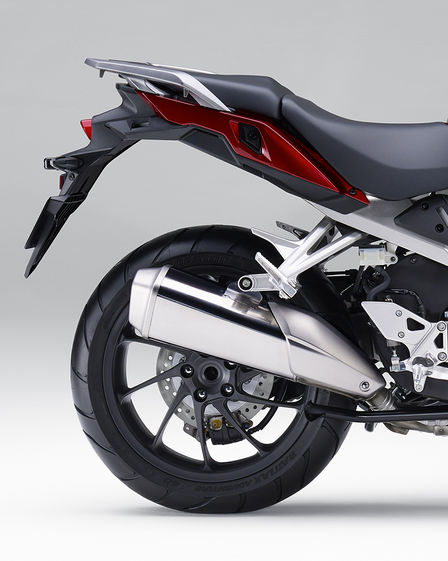 VFR800X, gros plan sur la roue arrière