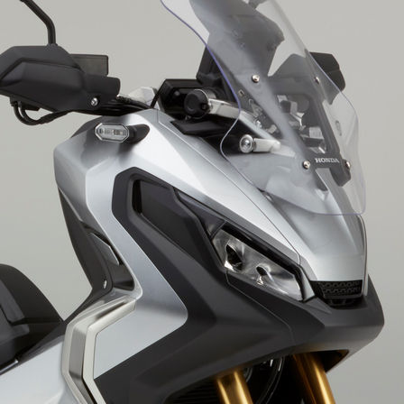 Gros plan sur les phares du Honda&nbsp;X-ADV.