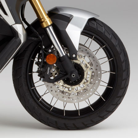 Gros plan sur la roue avant de la Honda&nbsp;X-ADV.