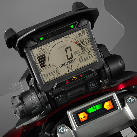 Gros plan sur le tableau de bord style rallye du Honda&nbsp;X-ADV.