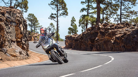 Vue de trois quarts face de la Honda X-ADV.