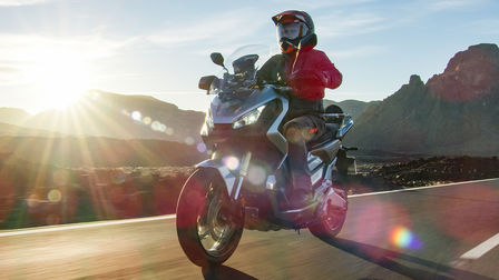 Vue de trois quarts face du Honda&nbsp;X-ADV, avec pilote.