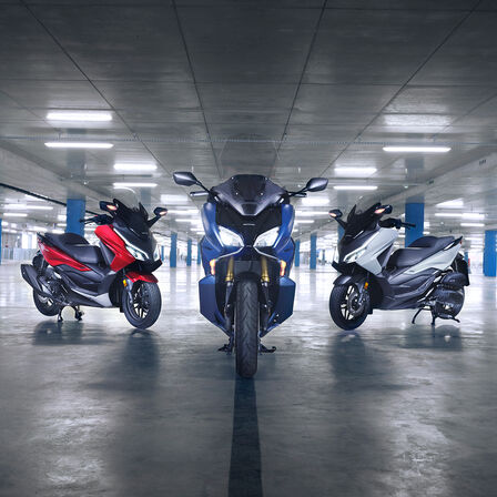 Gamme Honda Forza sur un parking