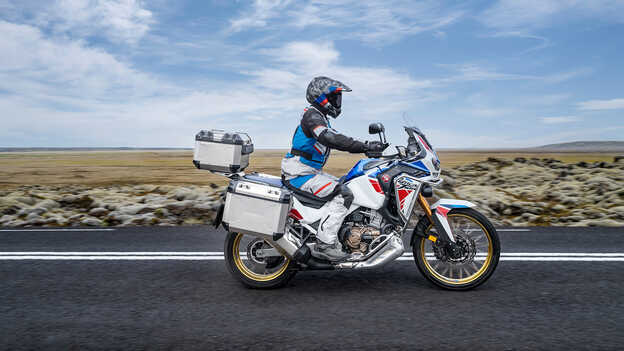 Africa Twin Adventure Sports avec motard sur route