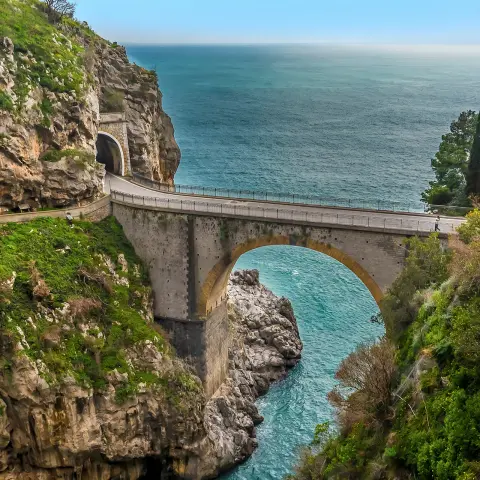 Le pont voûté de Fiordo di Furore sur la côte amalfitaine, Italie durant une journée ensoleillée