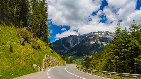 Route entre les montagnes des Alpes, Klosters-Serneus, Davos, Grisons Suisse