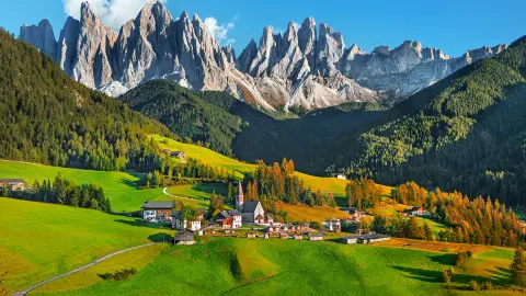Célèbre lieu alpin village de Santa Maddalena avec les montagnes magiques des Dolomites en arrière-plan, vallée du Val di Funes, région du Trentin Haut-Adige, Italie