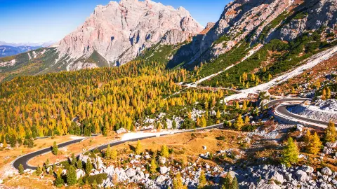 Passo Valparola, Italie. Vue de la serpentine dans le Tyrol, Alpes Dolomites. Vue sur la montagne Cima Cunturines (3 064 m) de Passo di Valparola en automne à proximité de Cortina d’Ampezzo, Belluno en Italie